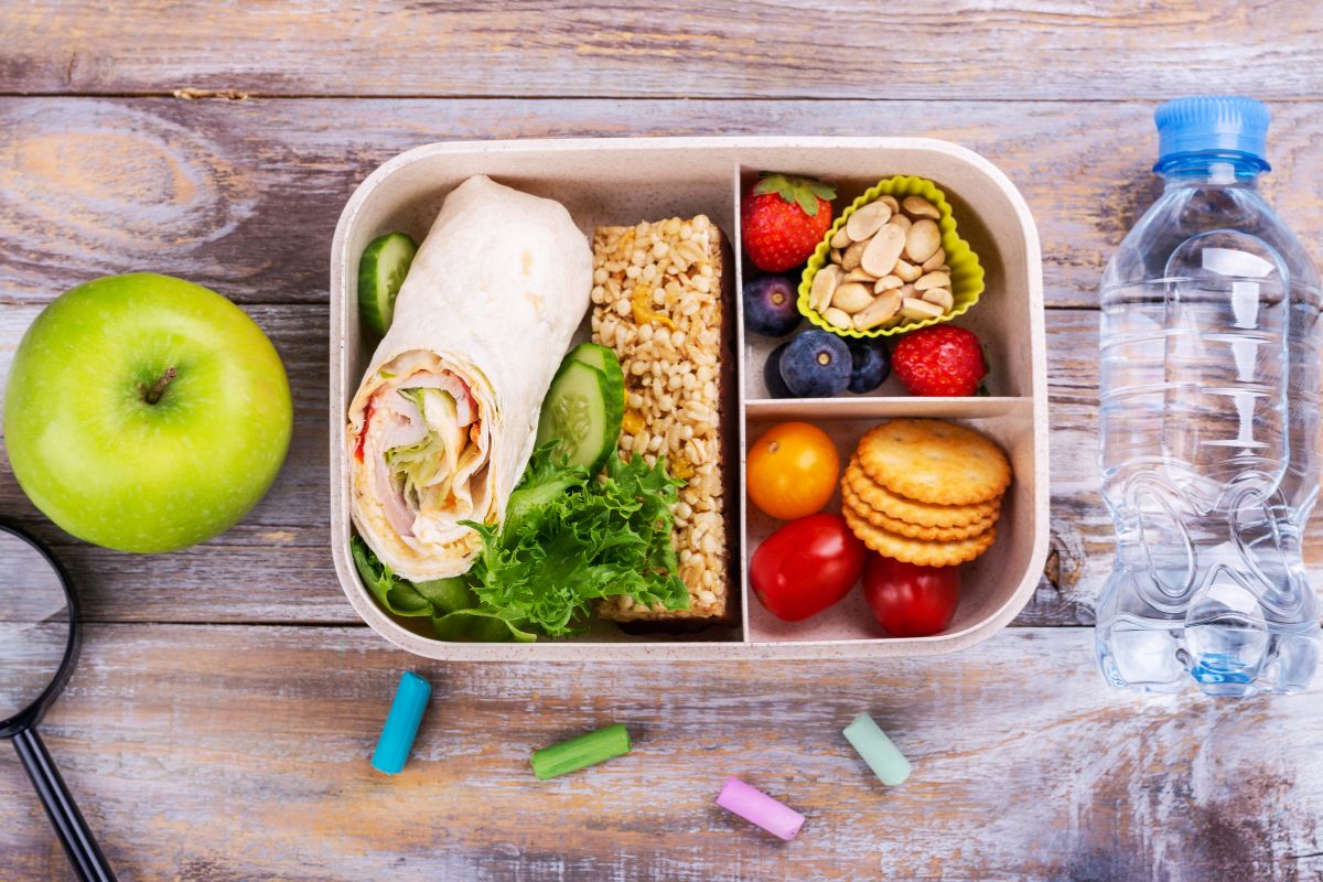 Gesunde Kinder-Jausenbox mit Wrap, Obst und Gemuese